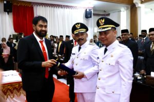 Gubernur Aceh Muzakir Manaf Mengambil Sumpah Jabatan dan Melantik,H.Sarjani Abdullah, S.H. Sebagai Bupati dan Al Azaizi sebagai Wakil Bupati Pidie periode 2025-2030 pada Rapat Paripurna DPRK Pidie, di Gedung DPR Kabupaten Pidie, Selasa, 18/02/2025. Foto: Biro Adpim