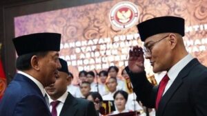 Menhan Sjafrie Sjamsoeddin (kiri) setelah melantik Deddy Corbuzier. Foto: (ANTARA/HO-Tangkapan layar akun Instagram @dc.kemhan)