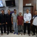 Seorang narapidana yang kabur dikembalikan ke Lapas Kelas IIB Kutacane usai menyerahkan diri ke Kodim 0108 Aceh Tenggara. Foto: Humas Kodim.
