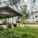 Bangunan kuliner terbengkalai di depan Masjid Apung An-Nur Tapaktuan. Foto: LarasNews