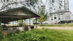 Bangunan kuliner terbengkalai di depan Masjid Apung An-Nur Tapaktuan. Foto: LarasNews