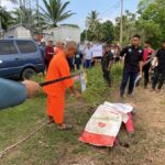 Rekonstruksi pembunuhan pembunuhan Hasfiani (37) warga Gampong Uteun Geulinggang, Kecamatan Dewantara, Aceh Utara yang dilakukan oleh tersangka berinisial DI, Rabu, 26 Maret 2025. Foto: AJNN/Sarina.