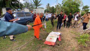 Rekonstruksi pembunuhan pembunuhan Hasfiani (37) warga Gampong Uteun Geulinggang, Kecamatan Dewantara, Aceh Utara yang dilakukan oleh tersangka berinisial DI, Rabu, 26 Maret 2025. Foto: AJNN/Sarina.