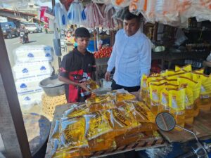Penjual menata minyak goreng Merk Minyakita di Pasar Bisa Usaha Meulaboh, Jum'at (21/3/2025). Foto ist