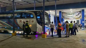 Personel Satlantas Polres Lhokseumawe bersama instansi terkait, Kamis (27/03/2025) malam menggelar rampcheck atau pengecekan kendaraan bermotor serta tes urine bagi sopir angkutan umum di Terminal Type A Kota Lhokseumawe. (Foto: Dok Polres)