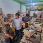 Personel Polres Aceh Barat melihat stok minyak goreng subsidi Minyakita disalah satu penyalur. (Foto: dok. Polres Aceh Barat)