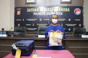 Pemuda asal Aceh Timur berinisial RM (27), nekat menyelundupkan 1 kg sabu saat hendak terbang ke Kendari, Sulawesi Tenggara melalui Bandara SIM Blang Bintang, Aceh Besar.