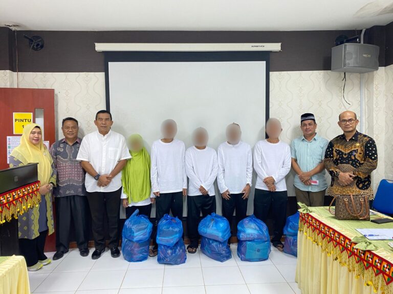 Direktur RSJ Aceh dan Tim mengantar 5 pasien jiwa sembuh klinis yang beralamat di kabupaten Simeulue diterima secara simbolis oleh Bupati Simeulue di Aula Poliklinik RSUD Simeulue, Sabtu (15/03/2025). Foto: Humas RSJ Aceh