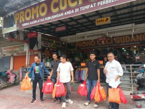 TOMPi Salurkan Baju Lebaran dan Santunan untuk Puluhan Anak Yatim di Pidie