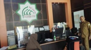 Kepala Sekretariat Baitul Mal Aceh, Amirullah, ikut mendampingi mustahik yang sedang menyerahkan berkas permohonan bantuan di kantor Baitul Mal Aceh. (Foto: dok. Humas Baitul Mal Aceh