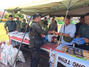 Kodim 0108/Agara menyelenggarakan Bazar Ramadhan bertempat di lapangan Jend A. Yani Jl Cut Nyak Dhien Kutacane, Babussalam, Aceh Tenggara, Selasa (25/3).