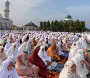 Ribuan pengikut Thariqat Syattariyah di Kabupaten Nagan Raya, Aceh, merayakan Hari Raya Idul Fitri 1446 Hijriah Foto: Istimewa