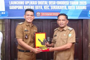 Pj Wali Kota Sabang menyerahkan plakat penghargaan kepada Pj Keuchik Gampong Krueng Raya. Foto: Jl