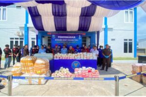 Kepala Badan Narkotika Nasional (BNN) Provinsi Aceh Marzuki Ali Basyah memusnahkan barang bukti narkoba hasil penindakan BNN Provinsi Aceh dan TNI AL dalam rentang waktu tiga bulan terakhir di halaman Kantor BNN Provinsi Aceh di Banda Aceh, Kamis (20/3/2025). Foto: Dispenal