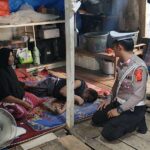 Satuan Lalu Lintas (Sat Lantas) Polres Lhokseumawe, berbagi sembako kepada masyarakat yang membutuhkan. (Foto/ Dok Polres)
