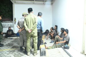 Petugas Satpol PP dan WH Aceh Besar dan personel Polsek Peukan Bada, menertibkan 8 gepeng, di depan Swalayan Beuradeun, Peukan Bada, Kabupaten Aceh Besar, Jumat (14/3/2025) malam. Foto : MC ACEH BESAR.