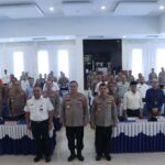 Kapolda Aceh, Irjen Pol. Achmad Kartiko bersama peserta Rapat Koordinasi (Rakor) lintas sektoral Operasi Ketupat Seulawah 2025, di Aula Pesat Gatra Lantai 3 Ditlantas Polda Aceh, Lamteumen, kota Banda Aceh pada Rabu (19/3/2025). Foto: Humas Polda Aceh.