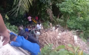 Satu unit mobil rombongan terjun ke jurang di kawasan tanjakan Ujong Murong Jurong Sirui, Gampong Batee Shok, Kecamatan Sukamakmue, Sabang, Rabu, 2 April 2025, sekira pukul 14.00 WIB. Foto: Dok Polres Sabang