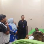 Terpidana Fathullah Badli diperiksa kesehatan oleh petugas. Foto: Dok. Kejari Aceh Utara
