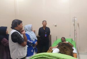 Terpidana Fathullah Badli diperiksa kesehatan oleh petugas. Foto: Dok. Kejari Aceh Utara
