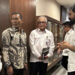 Gubernur Aceh, Muzakir Manaf saat kunjungan kerja ke Kantor Kementerian PUPR, disana disambut langsung oleh Menteri PU, Dody Hanggodo, bersama Sekjen Kementerian PUPR, Muhammad Zainal Fatah. Foto: Humas Pemerintah Aceh.
