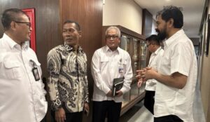 Gubernur Aceh, Muzakir Manaf saat kunjungan kerja ke Kantor Kementerian PUPR, disana disambut langsung oleh Menteri PU, Dody Hanggodo, bersama Sekjen Kementerian PUPR, Muhammad Zainal Fatah. Foto: Humas Pemerintah Aceh.