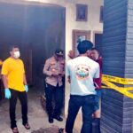 Polisi memasang police line di TKP yang ditemukan Seorang wanita berinisial MSS (26) warga salah satu Gampong di Kecamatan Banda Raya, Banda Aceh meninggal dunia diduga gantung diri. Foto: Ist