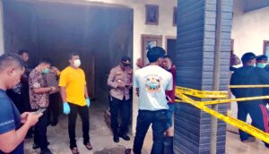 Polisi memasang police line di TKP yang ditemukan Seorang wanita berinisial MSS (26) warga salah satu Gampong di Kecamatan Banda Raya, Banda Aceh meninggal dunia diduga gantung diri. Foto: Ist