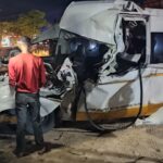 Kondisi mobil penumpang Hiace yang rusak parah usai menabrak truk tronton berhenti di Aceh Timur. Foto: Humas Polres Atim.