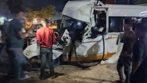 Kondisi mobil penumpang Hiace yang rusak parah usai menabrak truk tronton berhenti di Aceh Timur. Foto: Humas Polres Atim.