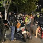 Personil Polresta Banda Aceh sedang melakukan razia balap liar di Jalan Iskandar Muda, Banda Aceh. Foto: dok Polresta Banda Aceh.