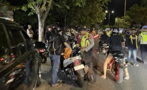 Personil Polresta Banda Aceh sedang melakukan razia balap liar di Jalan Iskandar Muda, Banda Aceh. Foto: dok Polresta Banda Aceh.