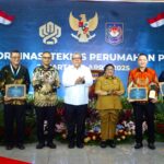 Wakil Gubernur Aceh, Fadhullah (paling kiri) saat menerima penghargaan dari Kementerian Perumahan dan Kawasan Pemukiman. Foto: dok Humas Pemprov Aceh.