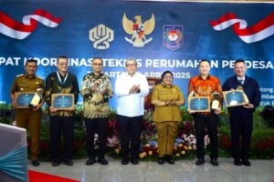 Wakil Gubernur Aceh, Fadhullah (paling kiri) saat menerima penghargaan dari Kementerian Perumahan dan Kawasan Pemukiman. Foto: dok Humas Pemprov Aceh.