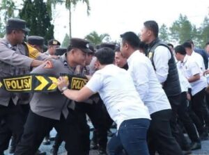 Polres Bener Meriah menggelar simulasi pengamanan aksi unjuk rasa pada Rabu (30/4/2025) di Lapangan Tribrata Polres Bener Meriah. Foto: Humas Polres Bener Meriah