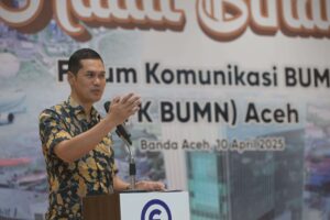 Plt. Sekda Aceh, M.Nasir menyampaikan sambutan pada halal bihalal FK BUMN Aceh di gedung Landmark BSI Aceh, 10/4/2025. Foto: Humas Pemerintah Aceh.