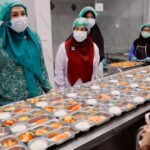 Ketua TP-PKK Aceh, Ny. Marlina Muzakir, didampingi Kepala Perwakilan BKKBN Provinsi Aceh, Safrina Salim, saat meninjau Satuan Pelayanan Pemenuhan Gizi (SPPG) atau dapur Makan Bergizi Gratis (MBG) di Gampong Lambhuk, Banda Aceh, Senin (28/4/2025).