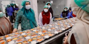 Ketua TP-PKK Aceh, Ny. Marlina Muzakir, didampingi Kepala Perwakilan BKKBN Provinsi Aceh, Safrina Salim, saat meninjau Satuan Pelayanan Pemenuhan Gizi (SPPG) atau dapur Makan Bergizi Gratis (MBG) di Gampong Lambhuk, Banda Aceh, Senin (28/4/2025).