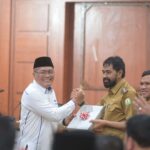 Gubernur Aceh Muzakir Manaf menerima dokumen hasil pemeriksaan laporan keuangan Pemerintah Aceh tahun 2024 dari Kepala Badan Pengawasan Keuangan dan Pembangunan (BPKP) Perwakilan Aceh, Supriyadi, di Gedung Serbaguna Kantor Gubernur Aceh, Selasa (8/4/2024). Foto: Humas Pemerintah Aceh.