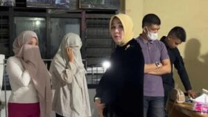 Walikota Banda Aceh Illiza saat melakukan razia. Foto: (Istimewa)