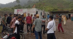 Ratusan warga Simpang Tiga Manggamat, Kecamatan Kluet Tengah, Aceh Selatan, menggeruduk lokasi tambang Koperasi Serba Usaha (KSU) Tiega Manggis dan PT Pinang Sejati Utama (PSU). Foto: dok warga.