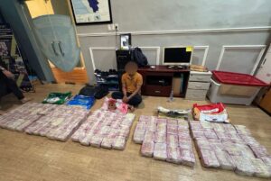 Salah seorang tersangka saat ditangkap. Foto: Kanwil DJBC Aceh