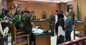 Sidang dakwaan oknum TNI AL Dedi Irawan. Foto: AJNN/Sarina.