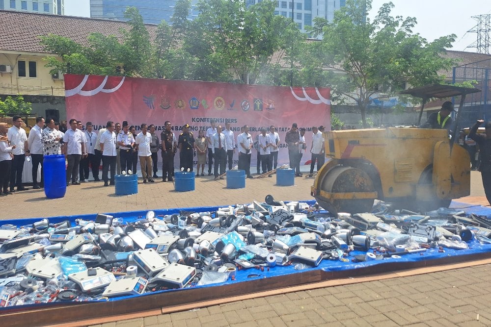 Pemusnahan barang impor ilegal oleh Satgas impor di Kantor Kementerian Perdagangan, Senin (18/8/2024).Foto: Bisnis.com - Dwi Rachmawati