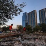 Warga beraktivitas di pemukiman kawasan Menteng Pulo, Jakarta, Senin (11/9/2023). Foto: Bisnis/Arief Hermawan P