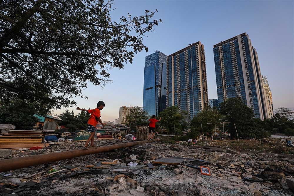 Warga beraktivitas di pemukiman kawasan Menteng Pulo, Jakarta, Senin (11/9/2023). Foto: Bisnis/Arief Hermawan P
