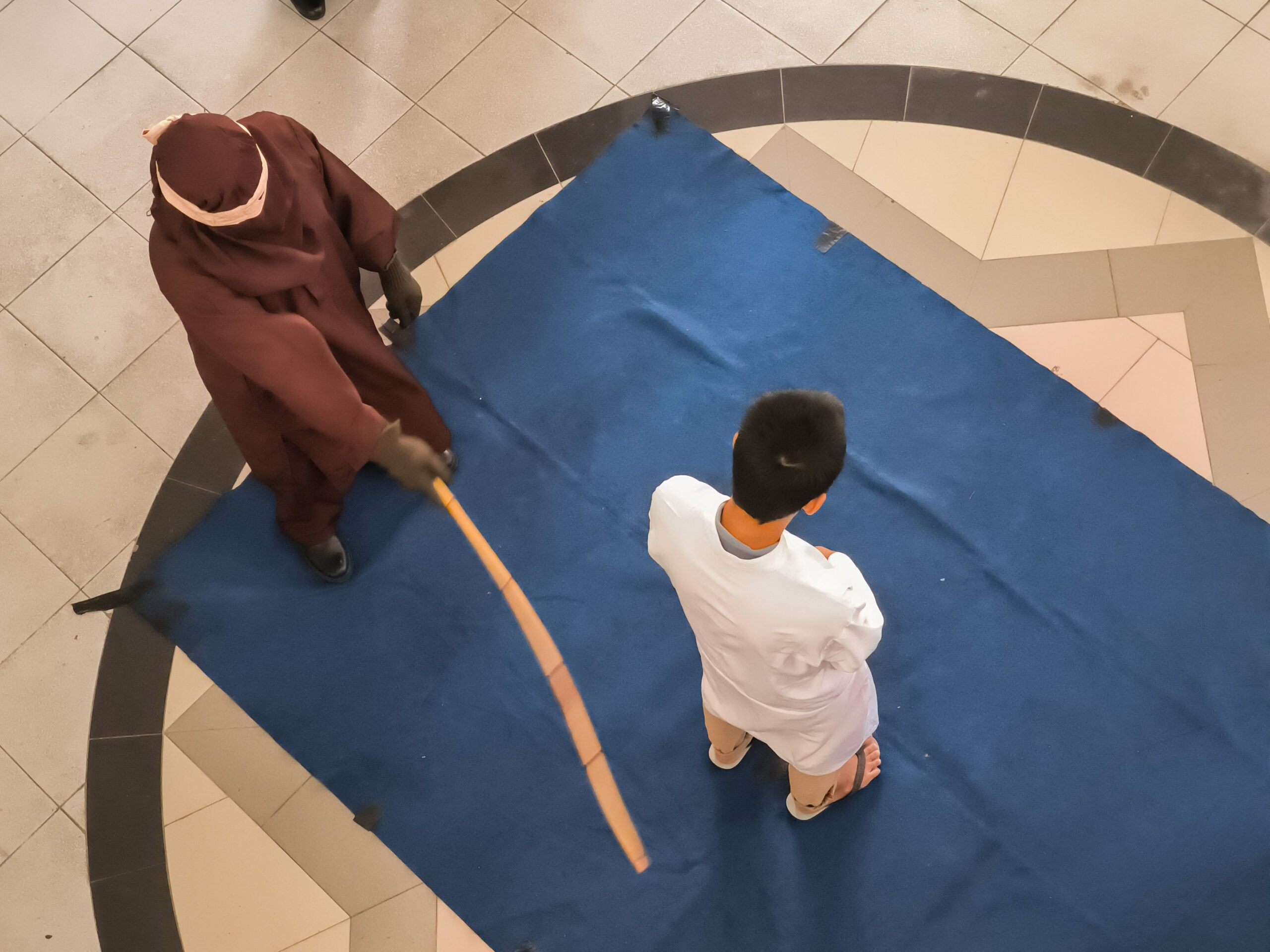 Hukuman cambuk bagi pelanggar syariat Islam. Foto: AJNN/Nora.