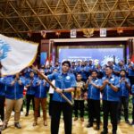 Sunnyl Ikbal mengibarkan bendera GEKRAFS usai resmi dilantik sebagai Ketua Umum GEKRAFS Aceh oleh Ketua Umum GEKRAFS Pusat, Kawendra Lukistian, dalam acara pelantikan di Anjong Mon Mata, Banda Aceh, Jumat (20/6/2025). Pelantikan ini dihadiri tokoh-tokoh penting dan pelaku industri kreatif dari berbagai kabupaten/kota di Aceh. Foto: infoaceh.net