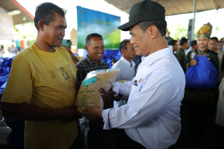 amran beri pupuk bantuan pada korban banjir