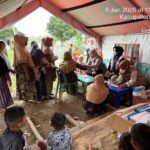 pengobatan korban banjir oleh tim kesehatan